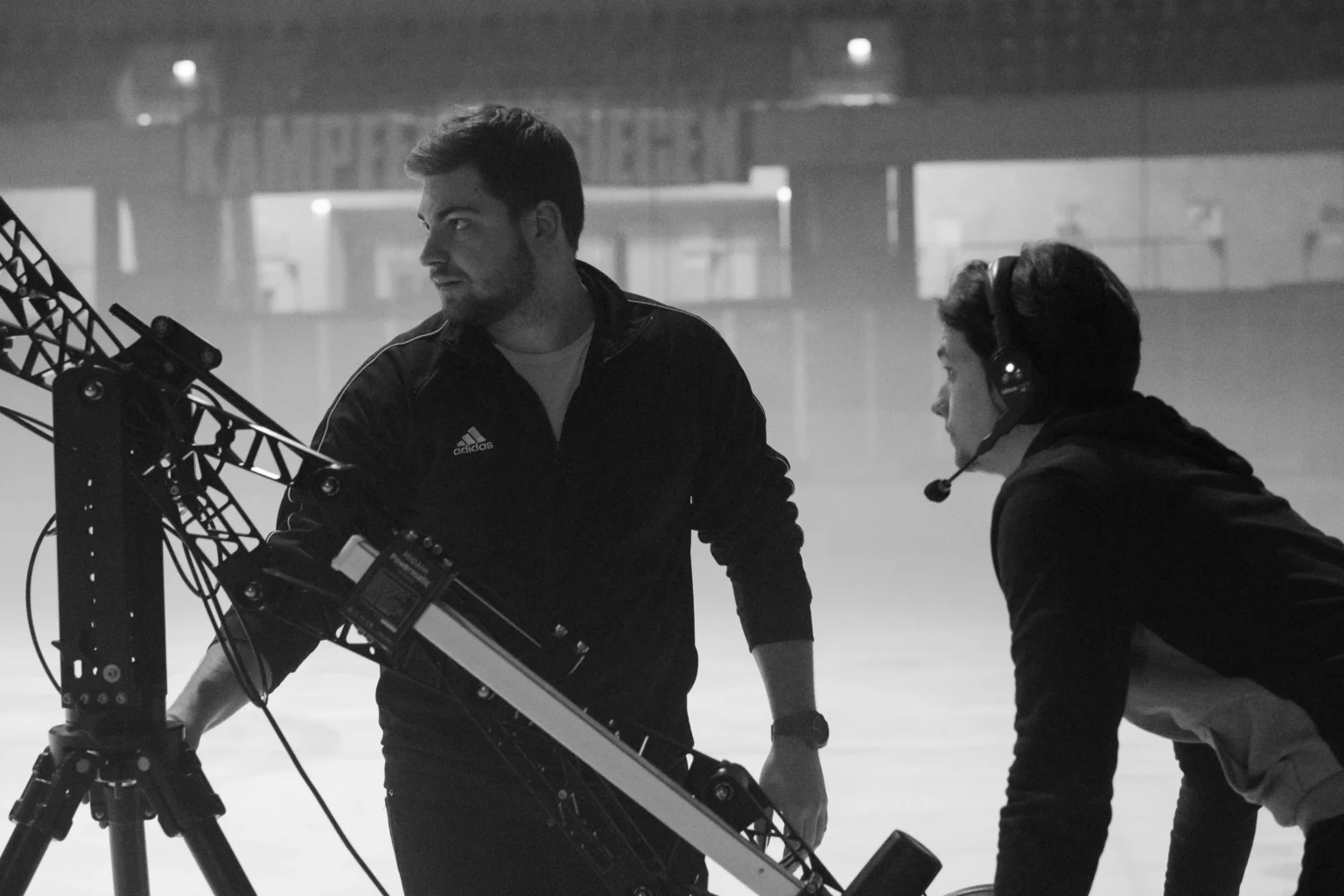 Zwei Filmemacher von Blackfire® am Kamerakran in einer Eisarena