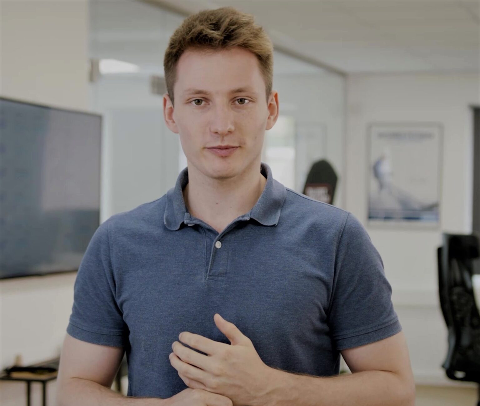 Mitarbeiter von falconDev im Interview im hellen Büro