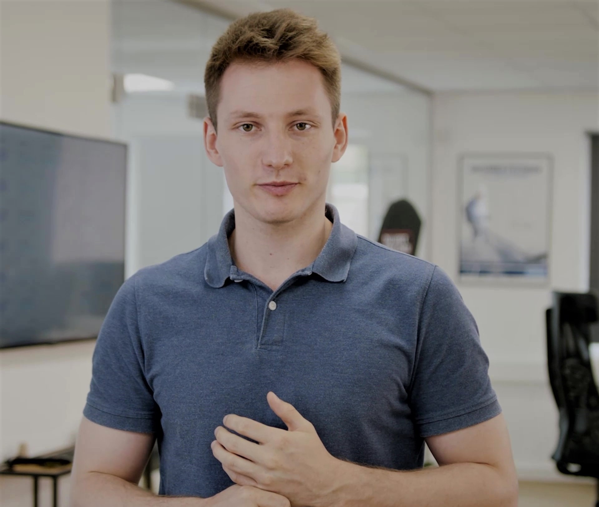 Mitarbeiter von falconDev im Interview im hellen Büro