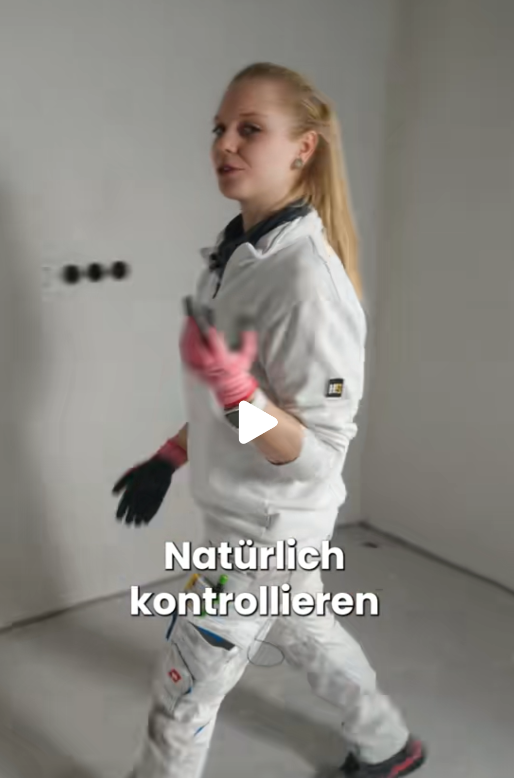 Videostill aus einem Social-Media-Clip mit einer Malerin auf der Baustelle