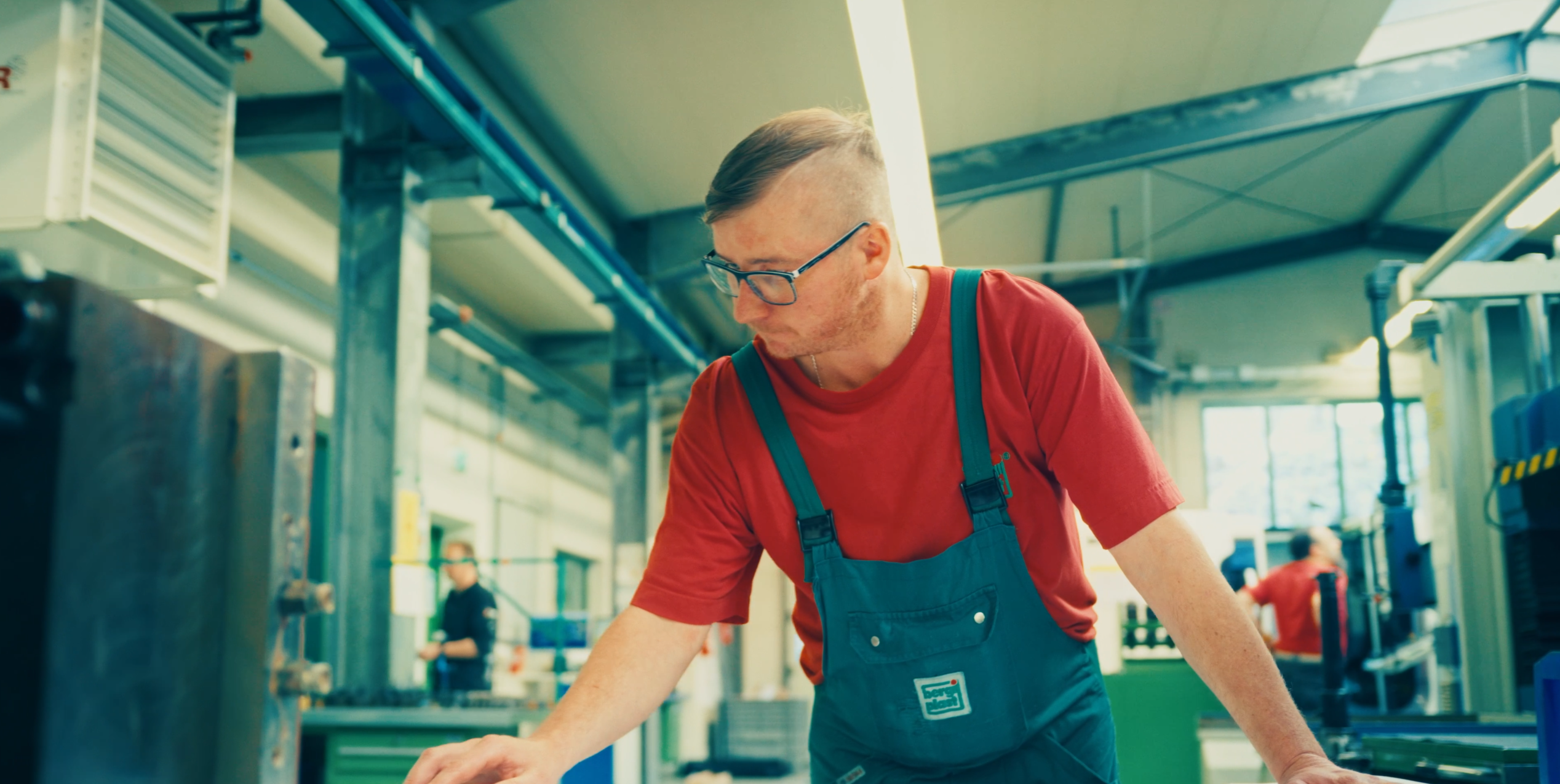 Mitarbeiter an der Maschine in der Produktionshalle, Szene aus dem Werbespot für Bergi Plast von Blackfire Medien