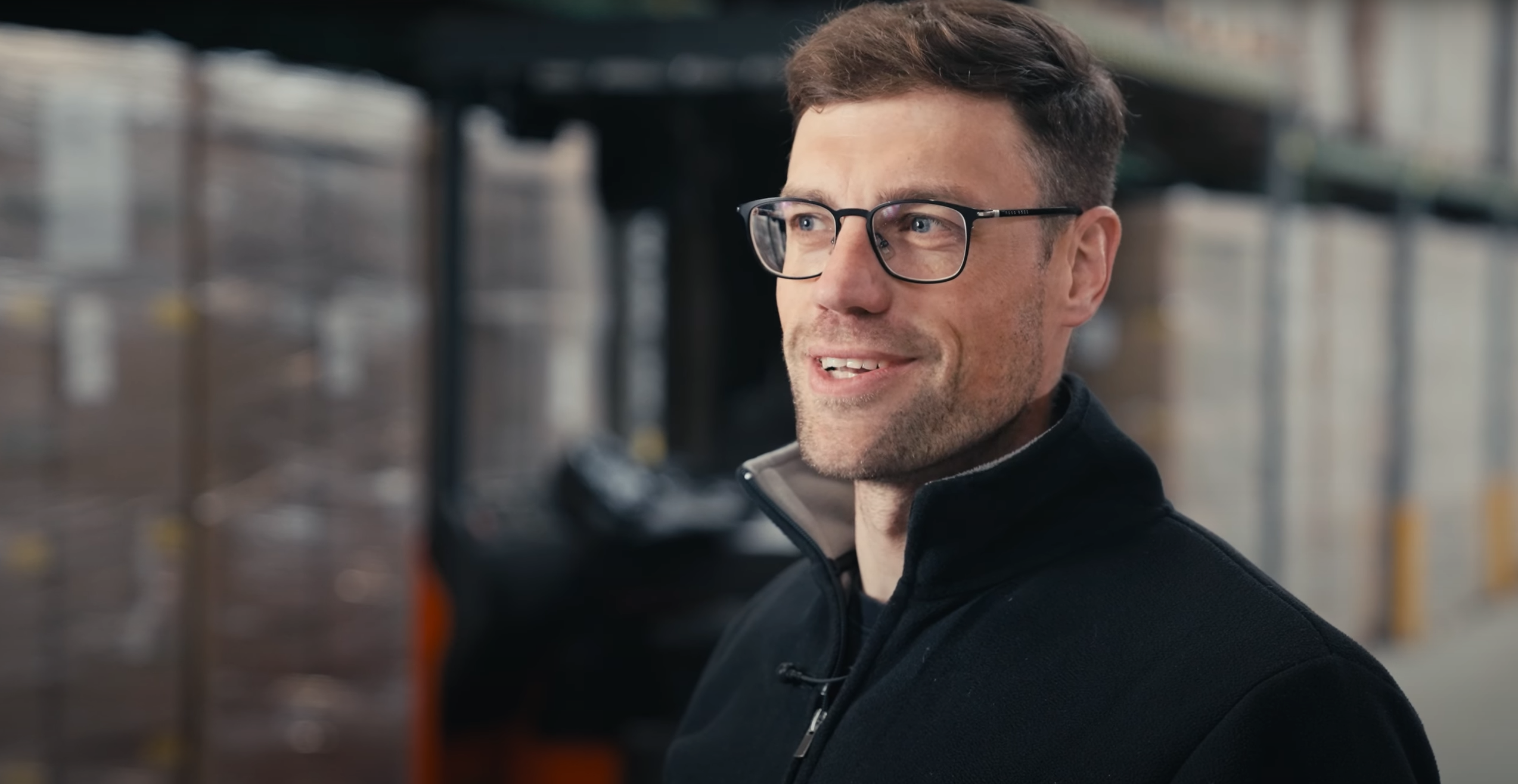 Mitarbeiter im Interview vor dem Lager, Szene aus dem Werbespot für Bergi Plast von Blackfire Medien