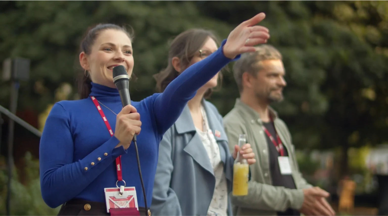Rednerin mit Mikrofon beim BNI Leipzig Event, Szene aus dem Eventfilm von Blackfire Medien