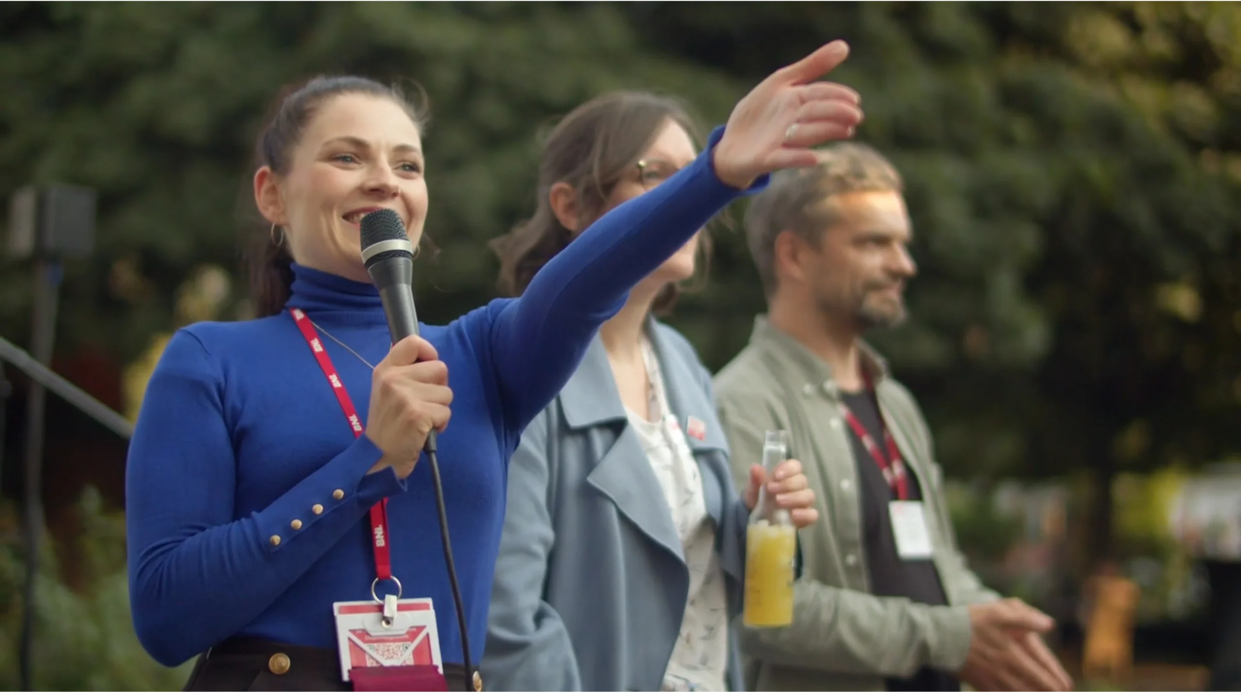 Rednerin mit Mikrofon beim BNI Leipzig Event, Szene aus dem Eventfilm von Blackfire Medien