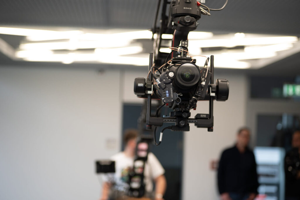 Kamera auf Gimbal beim Dreh in hellen Büroräumen
