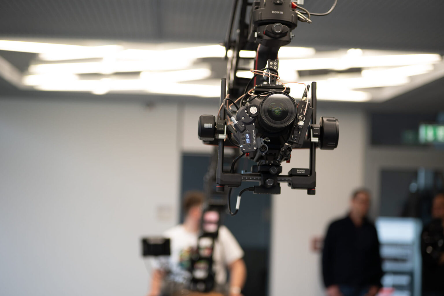 Kamera auf Gimbal beim Dreh in hellen Büroräumen