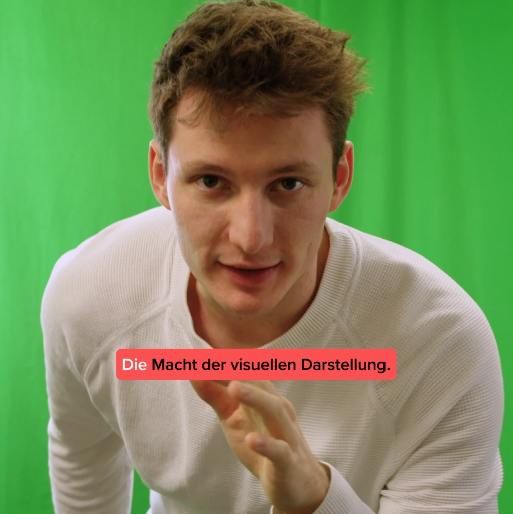 Sprecher vor grünem Greenscreen erklärt die Macht der visuellen Darstellung