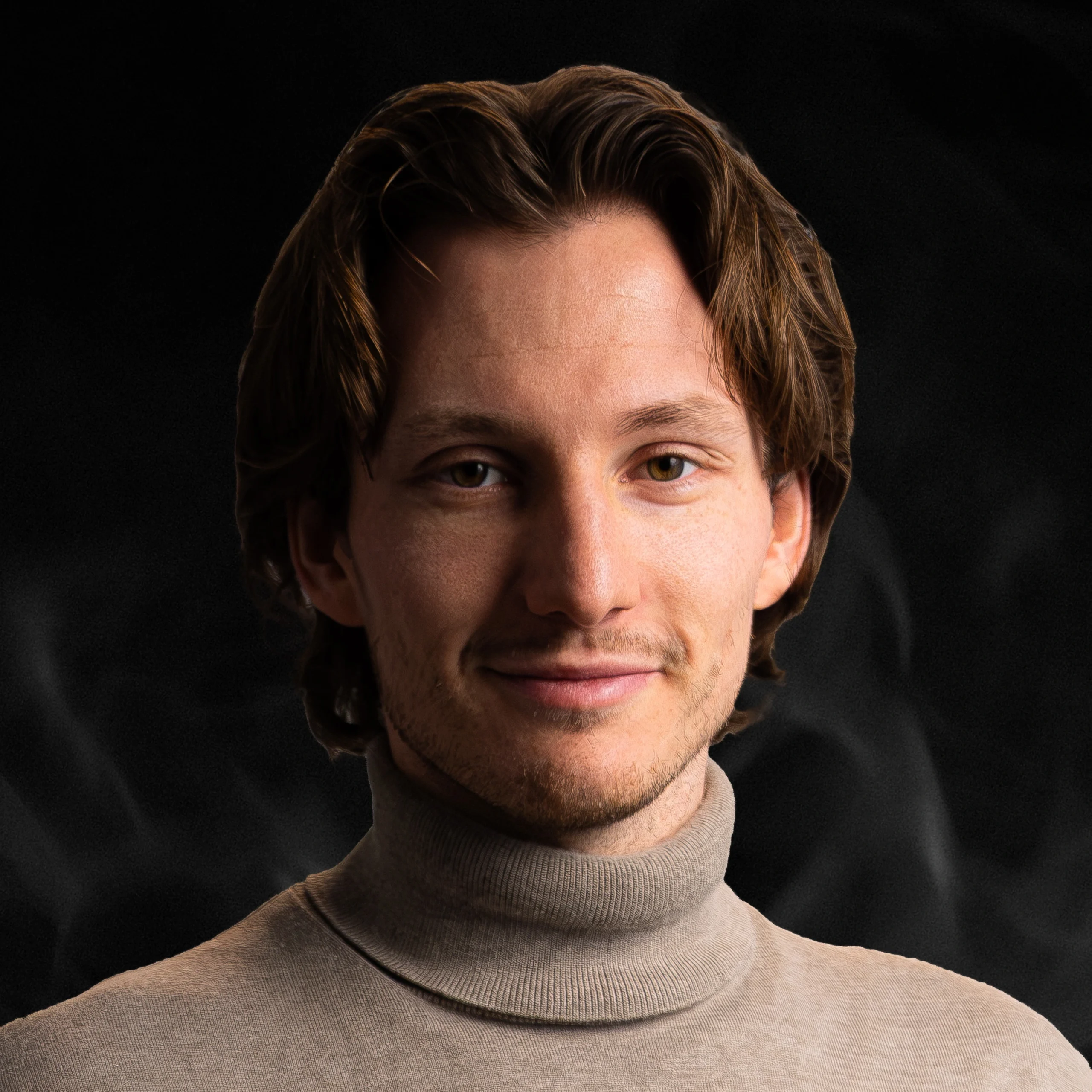 Theodor Glöer, Geschäftsführer der Blackfire® Medien GmbH, Porträt vor dunklem Hintergrund