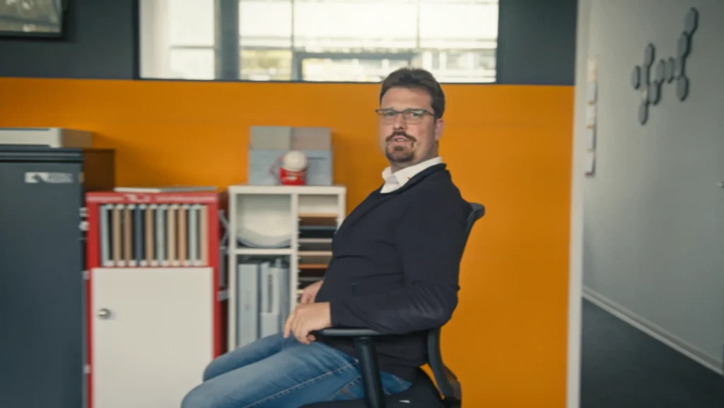 Standbild aus dem Produktvideo für Büromöbel-Experte, produziert von Blackfire®